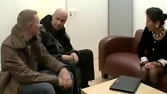 Ældre Tysk Kvinde Håndterer To Peniser I En Hed Oplevelse