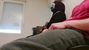 أكشف قضيبي في منطقة الانتظار وهي حاضرة ....