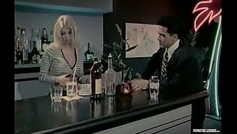 Jenna Jameson, La Voluptuosa Película Para Adultos, Experimenta Un Intenso Placer Con La Vigorosa Penetración De Bobby Vitale.