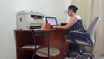 Mature Boss Indulges In Cunnilingus With Her Employee In The Office