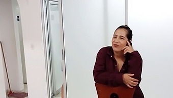 En Latina-Kvinne Oppdager At Stemoren Hennes Hengir Seg Til Selvfornøyelse Mens Hun Snakker Med Kjæresten Sin Og Griper Inn.