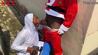 Julemand Og Hijabi-Babe Engagerer Sig I Julesex. Abonner For Mere