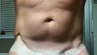 彼女は私の硬直したメンバーを射精寸前まで欲しがっています!