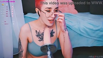 Srčkano Dekle Dobi Oralni Seks Od Stroja V Tem Vročem Videu