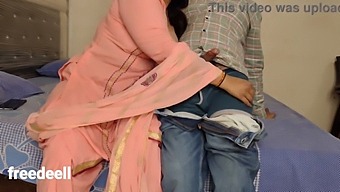 Mature Indian Mom Gets Turned On And Shows Off Her Skills