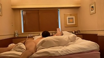 Runsasrintainen Japanin Presidentti Paljastaa Märkä Alusvaatteita, Kun Hän Riisuu