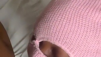 Seorang Wanita Kulit Hitam Yang Tebal Ditembus Dari Belakang Oleh Kontol Hitam Besar Mantan Pasangannya.