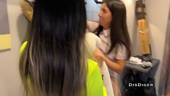 Dos Impresionantes Adolescentes Participan En Una Sesión De Sexo Cuarteto En La Cocina.